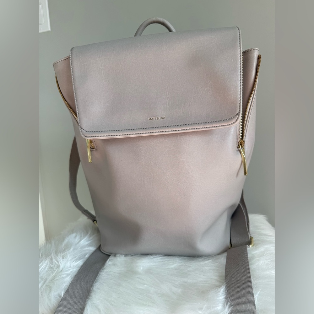 Matt & Nat Fab Backpack in light Grey with Gold Accents in Excellent condition